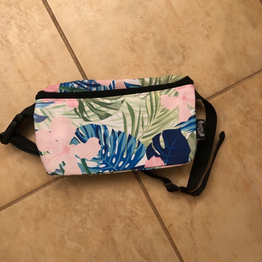 Bar Bella Box fanny pack